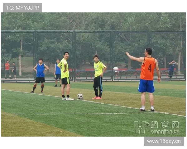 仲满这生活简直戏剧，一边球场挥汗一边豪宅派对全开没谁了