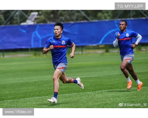 刷到蒋圣龙的私服照，鞋子贵得像能付掉我几个月房租，心态碎了