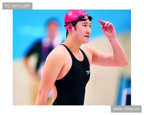 叶诗文训练照硬得像战士，下一张咖啡馆自拍又把我拉回娱乐圈——这生活反差有点离谱