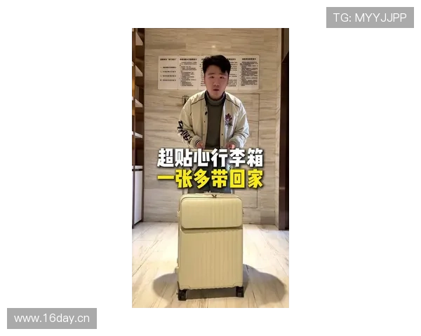 张玉宁机场随手一笑，那边的行李箱比我一个月房租还贵