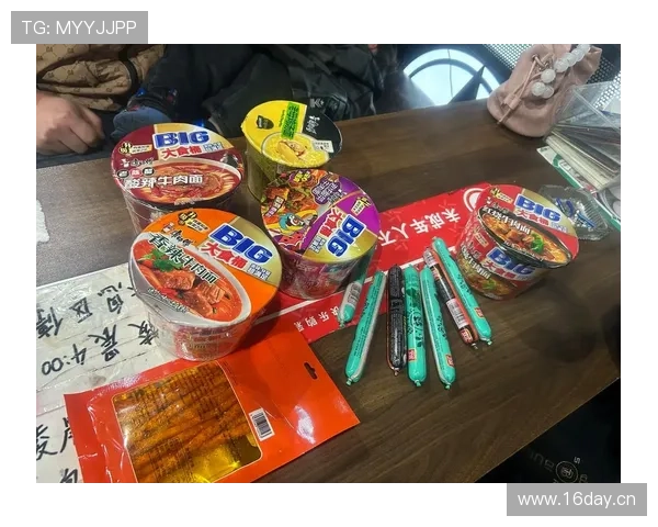 林孝埈在便利店门口啃泡面，旁边放着闪到不真实的名牌购物袋